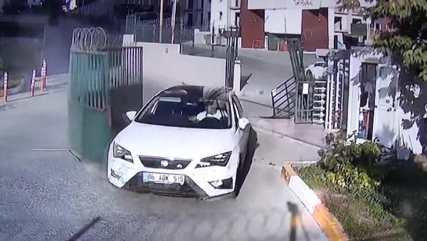 Esenyurt'ta site yönetimine sinirlendi, kapıyı söktü