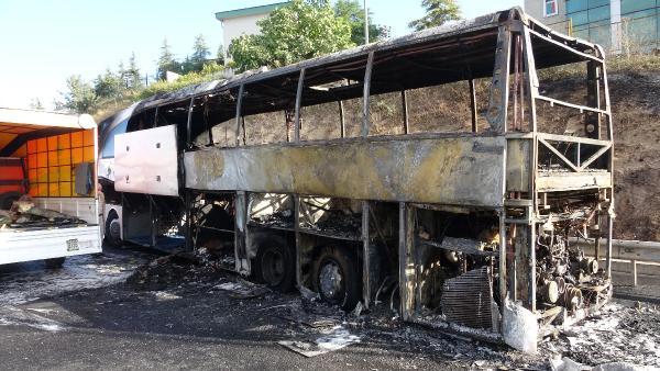 Kocaeli'de yolcu otobüsü alev alev yandı