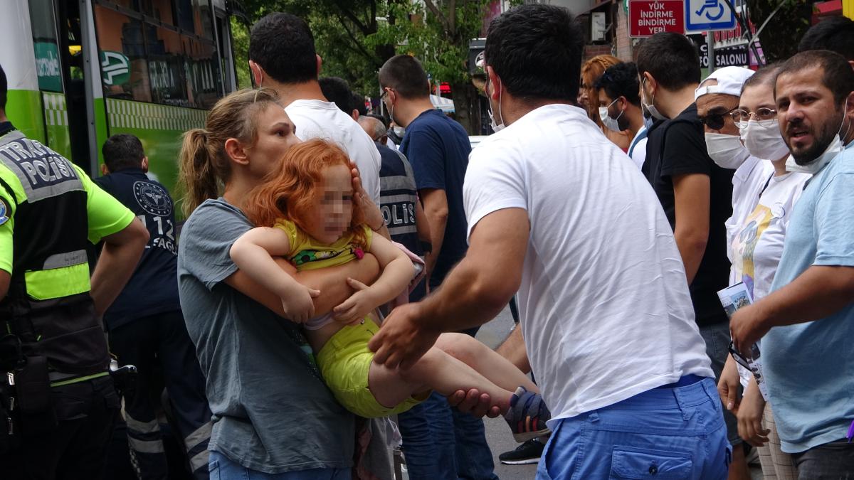 Kocaeli’de halk otobüsü anne ve kızına çarptı