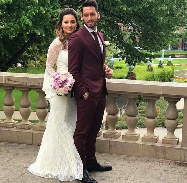 Hakan Çalhanoğlu ve eşi, Çeşme’de tatil yapıyor