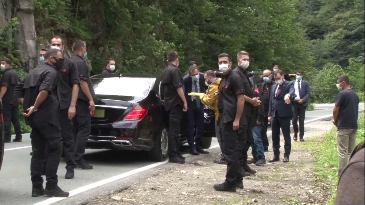 Cumhurbaşkanı Erdoğan Rize'de basına mısır ikram etti