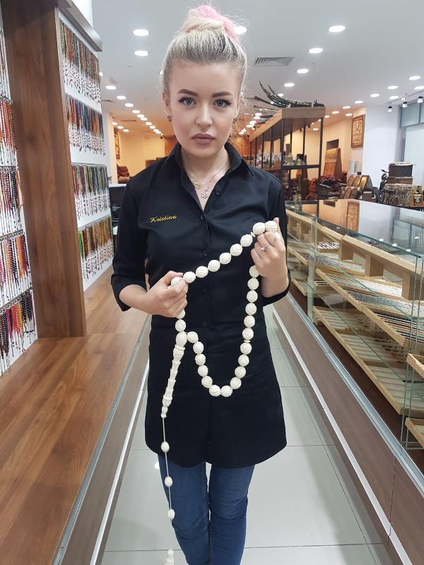 Ukranyalı eski model, Kayseri'de tespih üretiyor