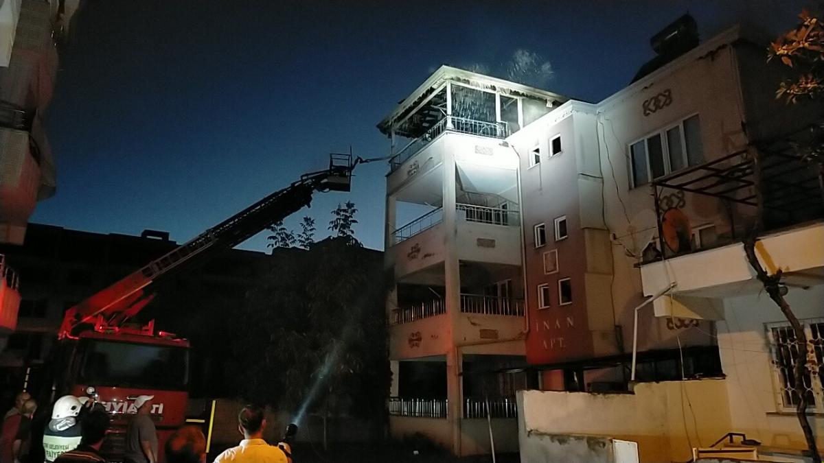 Adıyaman'da terasta yapılan yemek ateşi, çatıyı yaktı