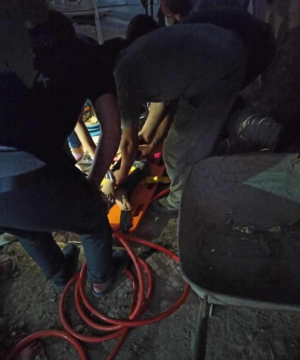 Mardin'de bir çocuk damdan düşerken ayağına şiş saplandı