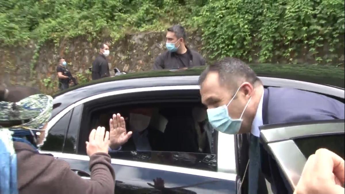 Cumhurbaşkanı Erdoğan Rize'de basına mısır ikram etti