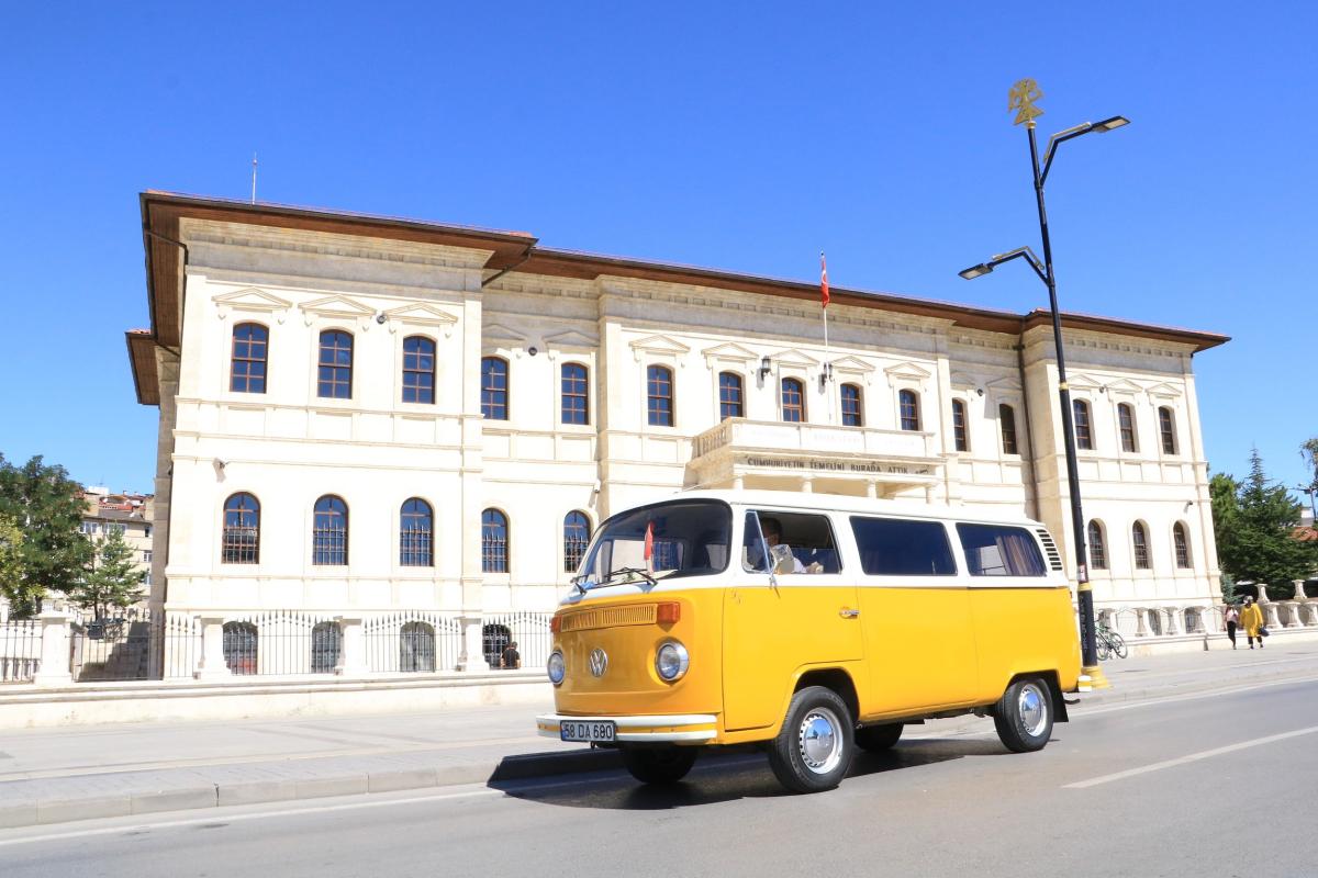 Sivas'ta 1974 model minibüse 100 bin liralık teklifi geri çevirdi