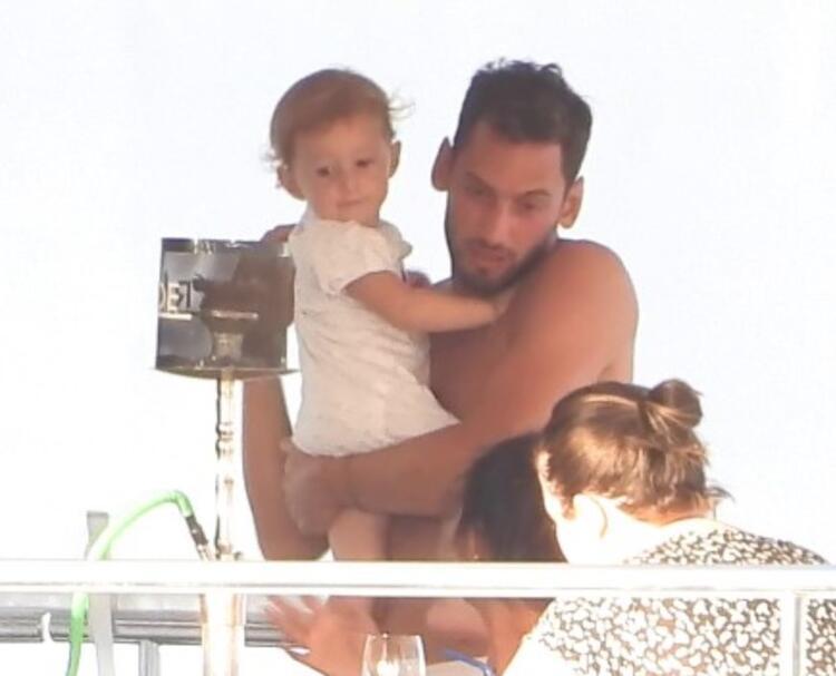 Hakan Çalhanoğlu ve eşi Sinem Çalhanoğlu tatilde