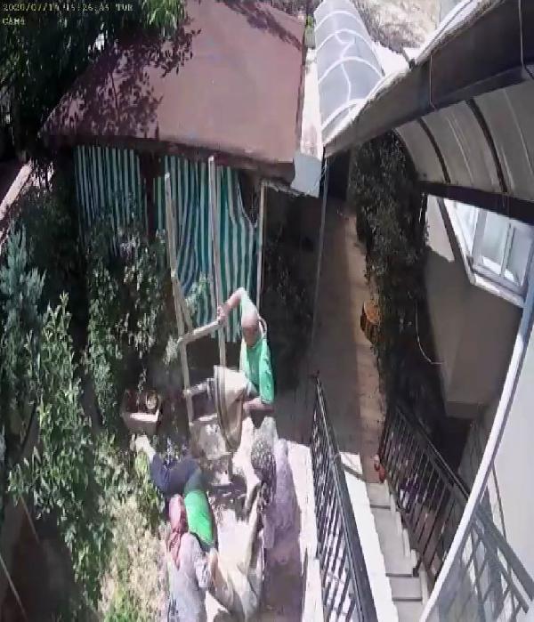 Konya'da sağlık çalışanının merdivenden düşme anı