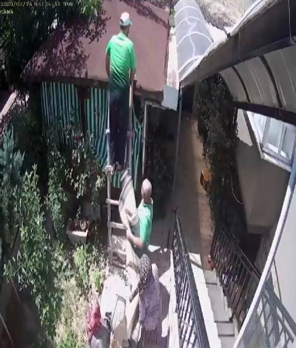 Konya'da sağlık çalışanının merdivenden düşme anı