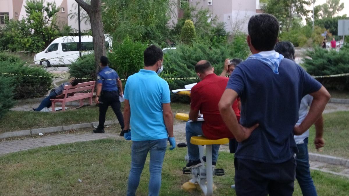 Antalya'da yaşlı adam, oturduğu bankta can verdi