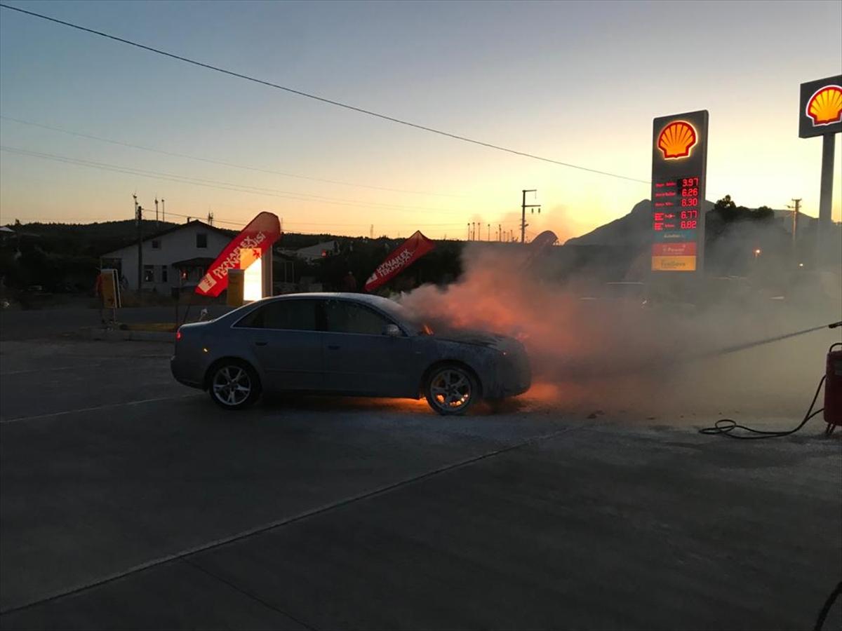 Muğla'da otomobil, akaryakıt istasyonunda alev aldı