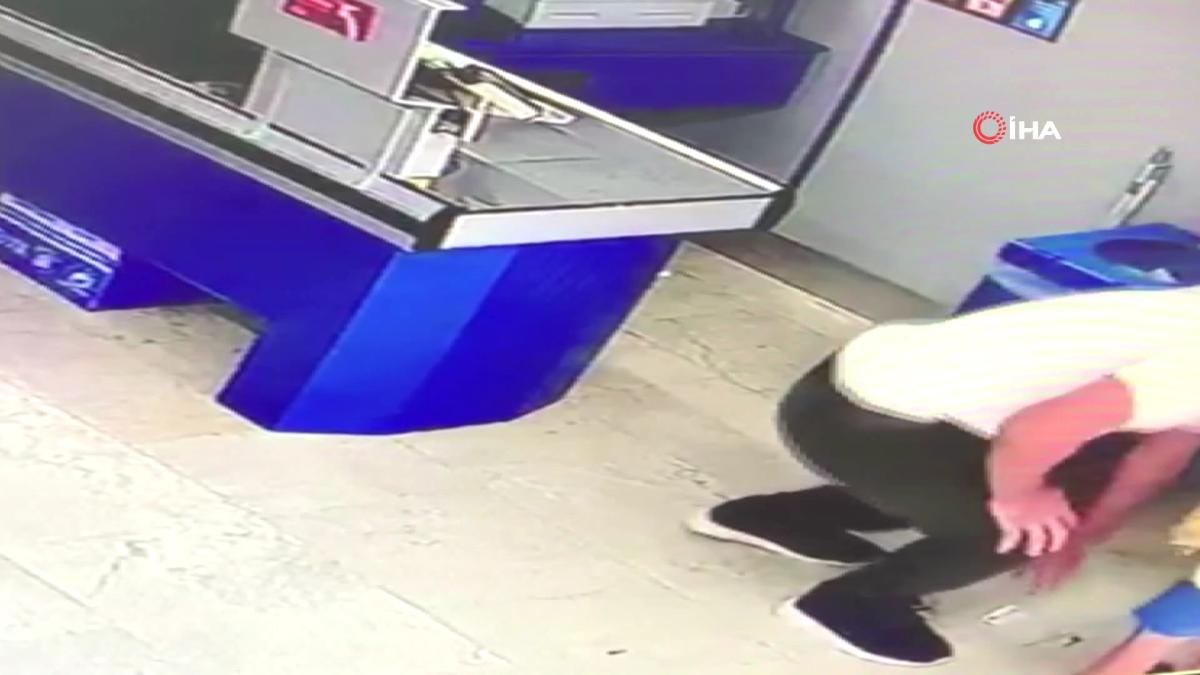 Bağcılar'da yere düşen parayı çaktırmadan alırken görüldü