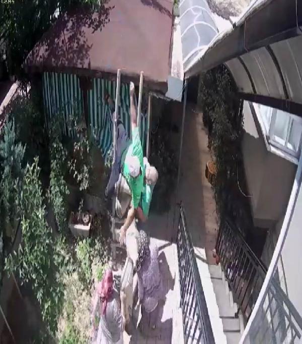 Konya'da sağlık çalışanının merdivenden düşme anı