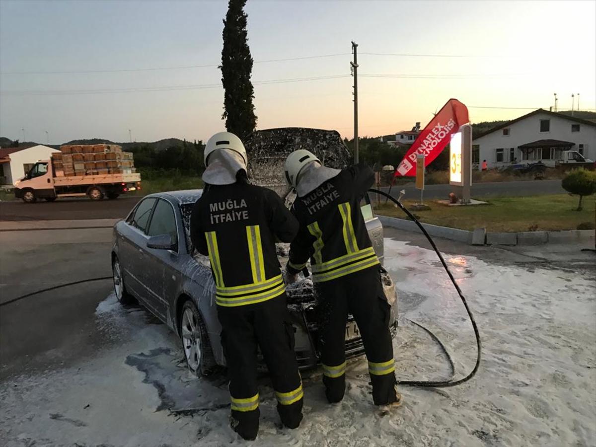 Muğla'da otomobil, akaryakıt istasyonunda alev aldı