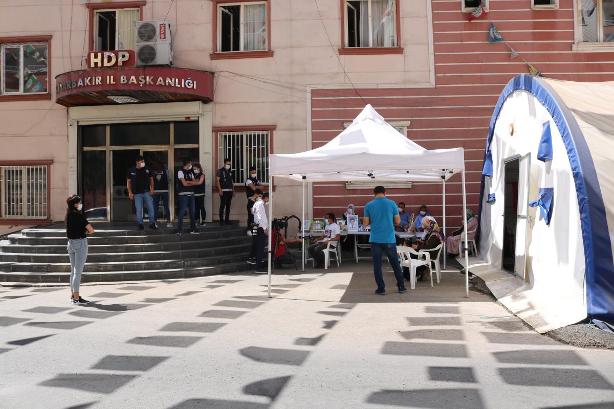 Evlat nöbetindeki baba: Buradan kalkmayacağım