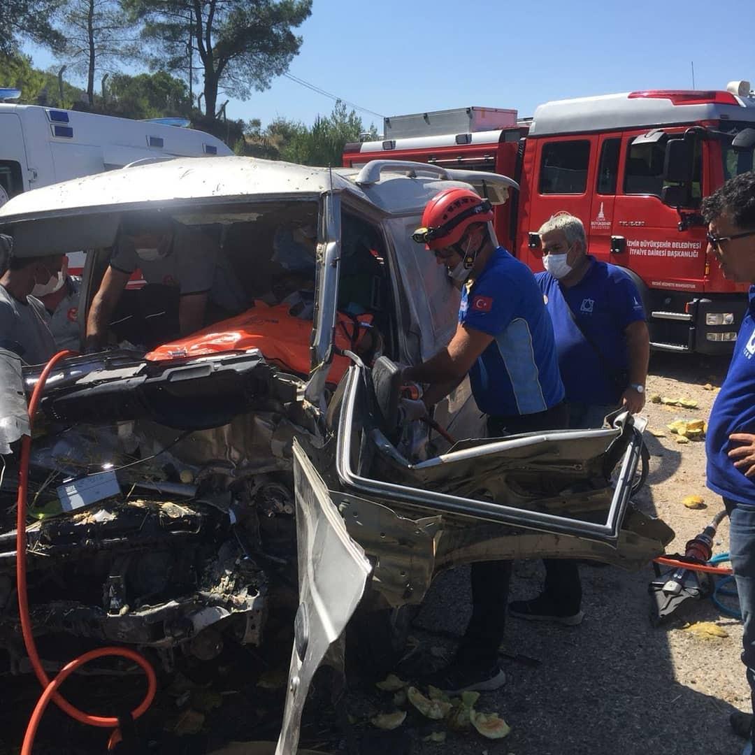 İzmir'de minibüs traktöre çarptı: 11 yaralı