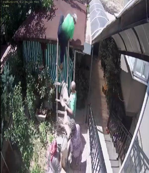 Konya'da sağlık çalışanının merdivenden düşme anı