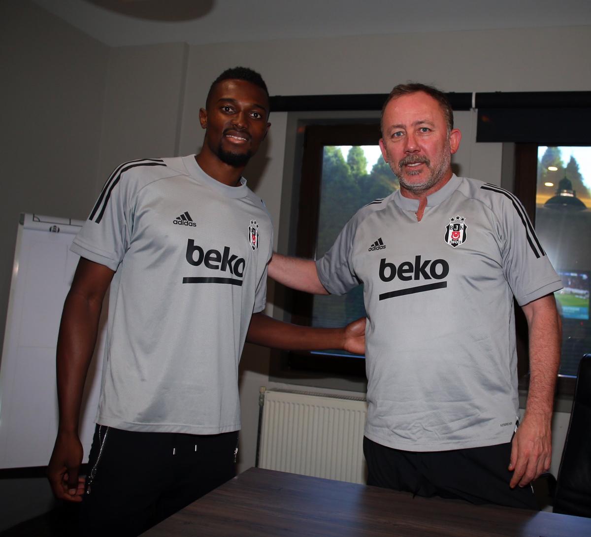 Beşiktaş'tan, Galatasaray'a göndermeli Mensah duyurusu