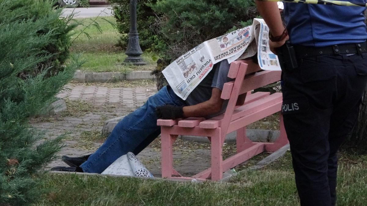 Antalya'da yaşlı adam, oturduğu bankta can verdi