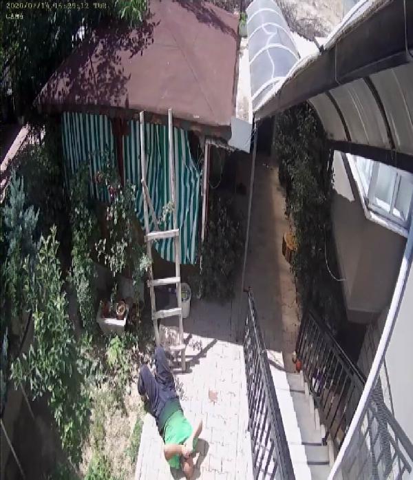 Konya'da sağlık çalışanının merdivenden düşme anı