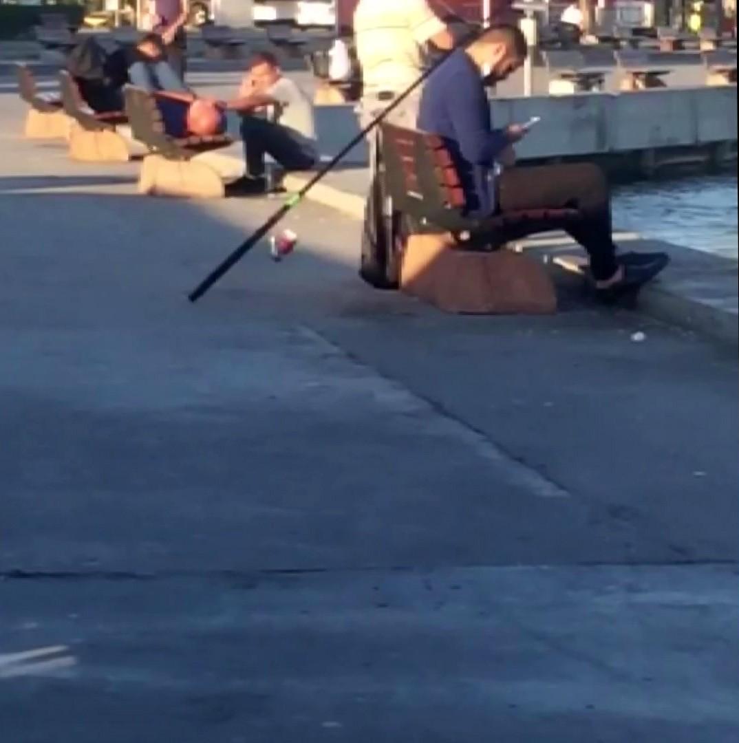 Kadıköy’de bankta uyuyan adamın cüzdanını çalmaya çalıştı