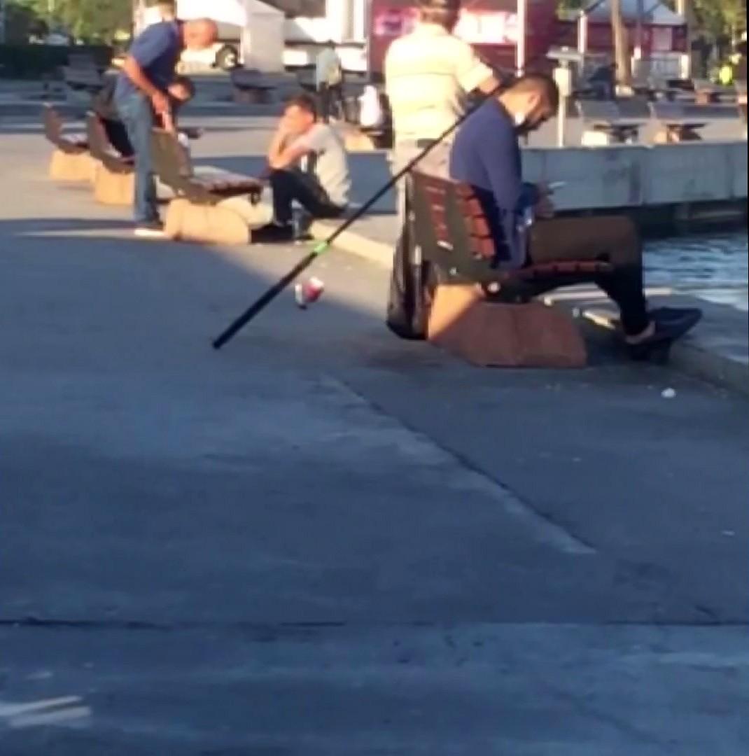 Kadıköy’de bankta uyuyan adamın cüzdanını çalmaya çalıştı