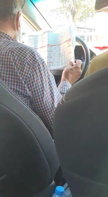 İstanbul'da araç kullanırken at yarışı oynayan taksici pes dedirtti