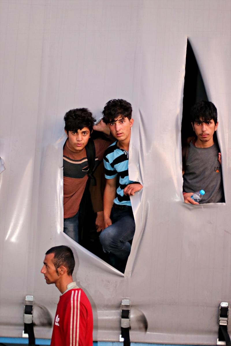 Samsun'da bir tırın dorsesinde 165 düzensiz göçmen yakalandı