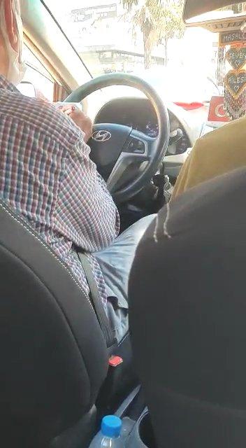 İstanbul'da araç kullanırken at yarışı oynayan taksici pes dedirtti