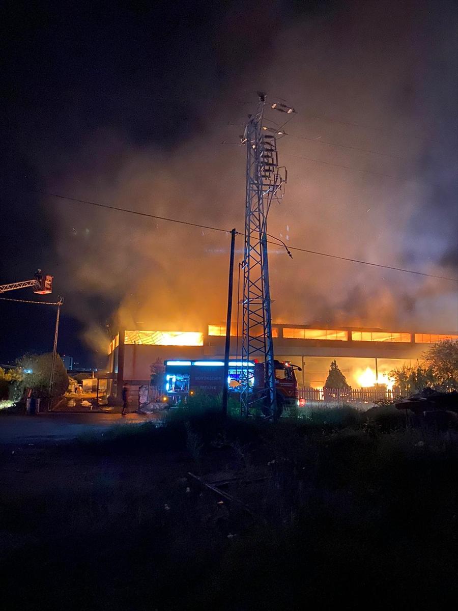 Manisa'da ahşap fabrikasında yangın çıktı