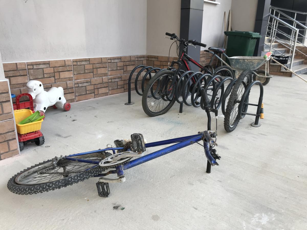 Konya'da kilidi kıramayınca tekerini bırakıp, bisikleti çaldı