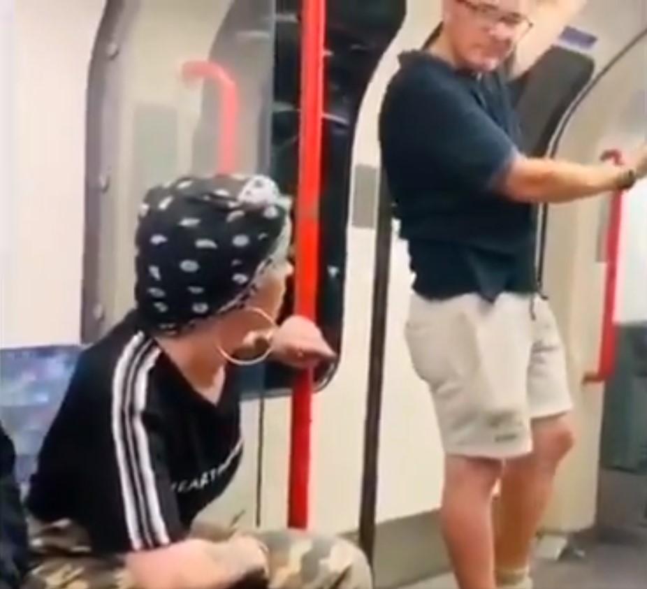 Londra Metrosu'nda ırkçılık yapan kişi darbedildi