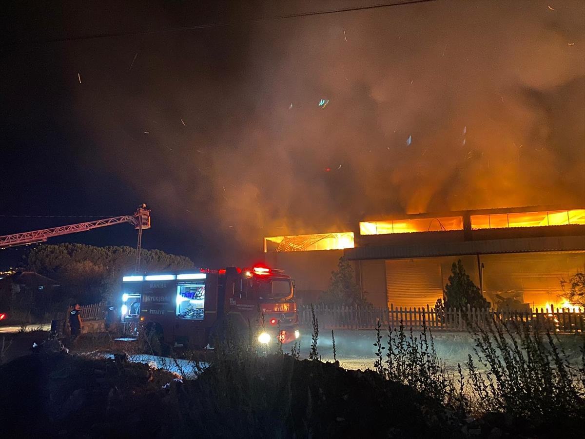 Manisa'da ahşap fabrikasında yangın çıktı