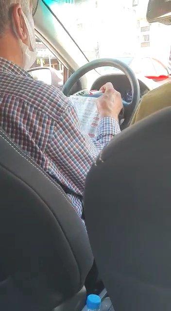 İstanbul'da araç kullanırken at yarışı oynayan taksici pes dedirtti