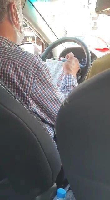 İstanbul'da araç kullanırken at yarışı oynayan taksici pes dedirtti