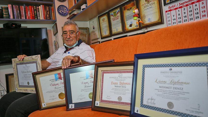 İzmir'de, 80 yaşındaki 'Süper Dede' beşinci üniversitesini bitirdi
