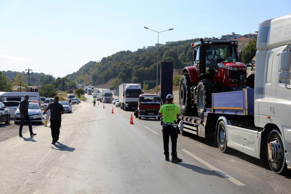 Sakarya'da lastiği patlayan minibüs kaza yaptı: 1 ölü, 8 yaralı