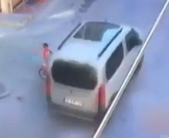 İzmir'de bisikletli çocuk ezilmekten kıl payı kurtuldu