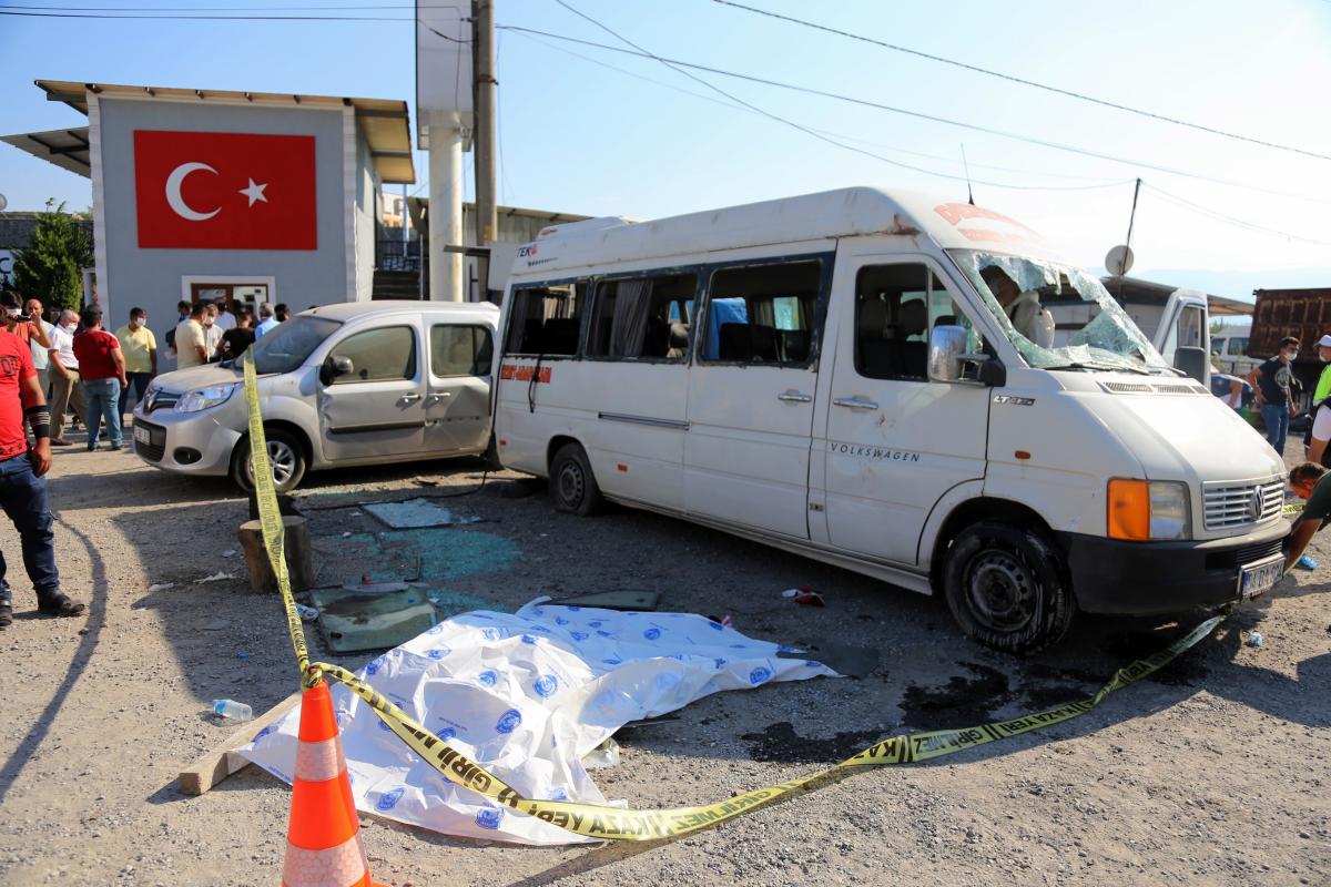Sakarya'da lastiği patlayan minibüs kaza yaptı: 1 ölü, 8 yaralı