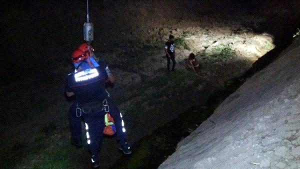 Antalya'da dere yatağına düşen genç kız kurtarıldı