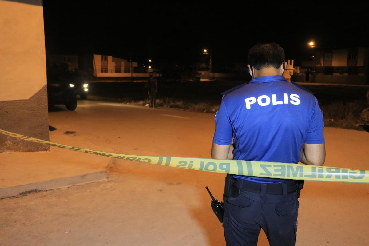 Adana'da bir evin çatısına bomba atıldı