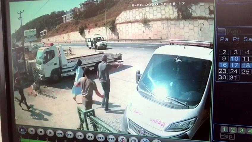 Sakarya'da lastiği patlayan minibüs kaza yaptı: 1 ölü, 8 yaralı