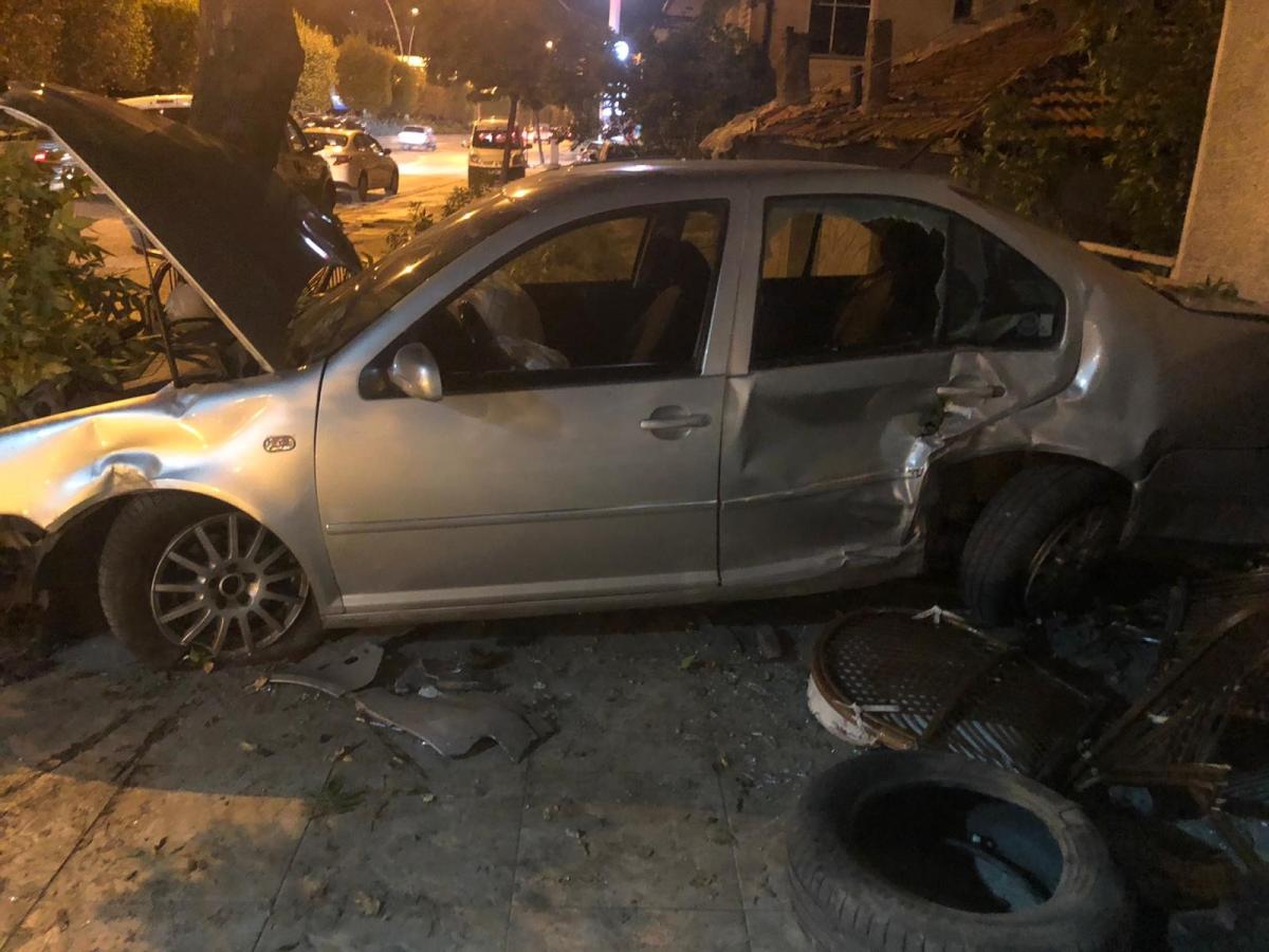 Ankara'da bir otomobil dükkana girdi