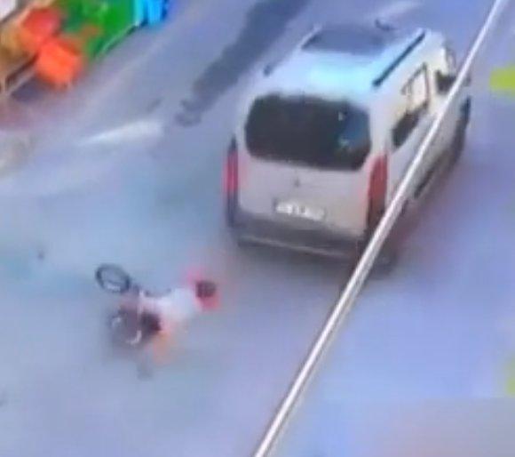 İzmir'de bisikletli çocuk ezilmekten kıl payı kurtuldu