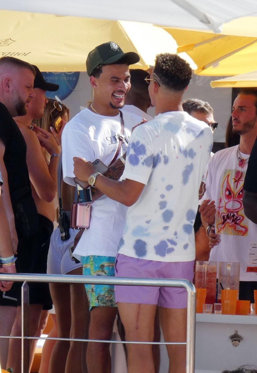 İngiliz basını: Tatile giden futbolcular salgını şiddetlendirecek