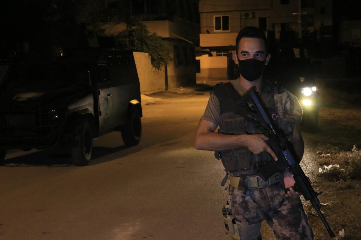 Adana'da bir evin çatısına bomba atıldı