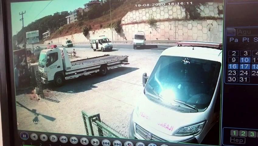 Sakarya'da lastiği patlayan minibüs kaza yaptı: 1 ölü, 8 yaralı