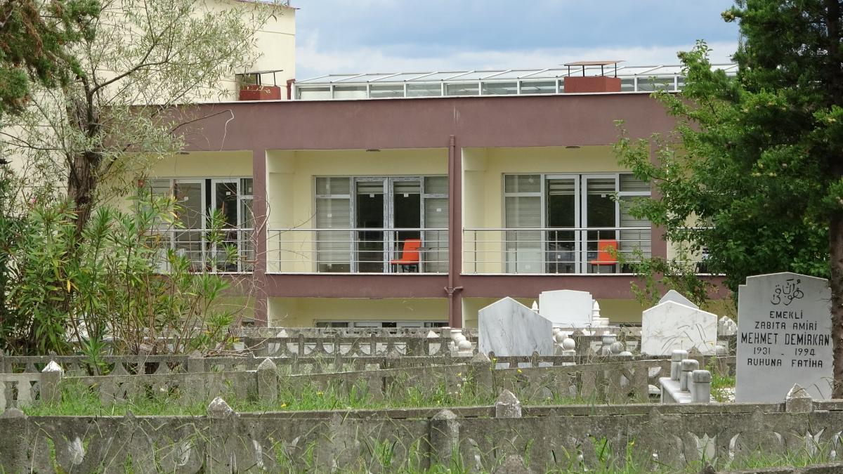 Ordu'da mezarlık manzaralı huzurevi
