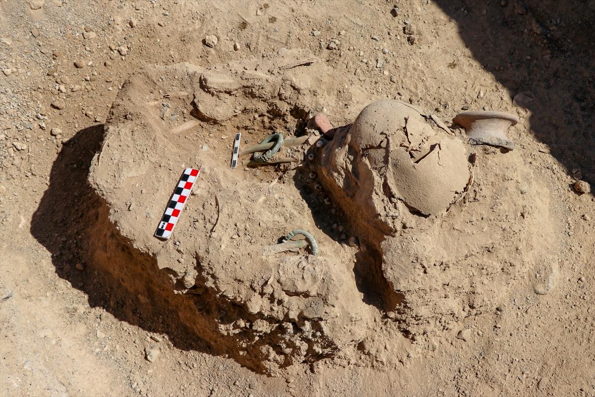 Van'daki kazılarda çocuk iskeleti bulundu