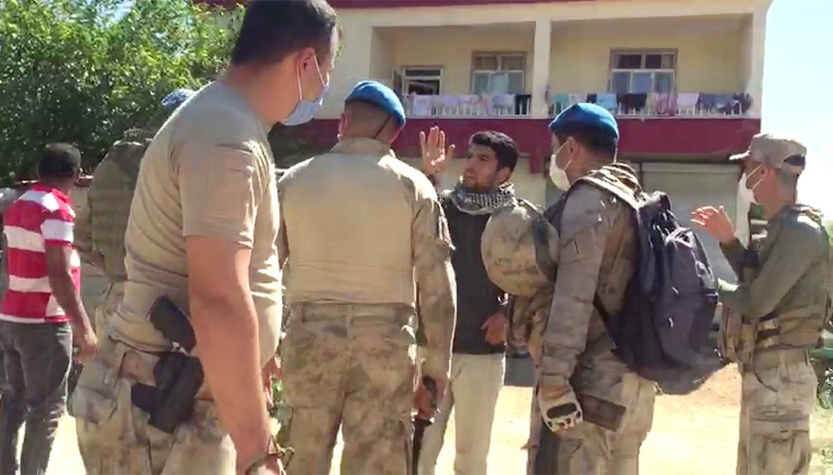 Diyarbakır'da köylüler, kaçak elektrik denetimi yapan ekipleri köye almadı